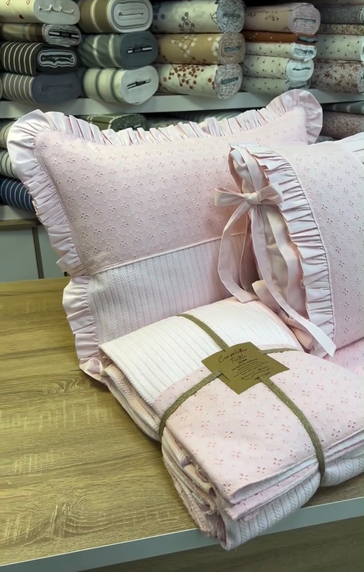 Pamučne Bračne Posteljine LUX Set sa pokrivačem – Blush Broderie - Slika 1