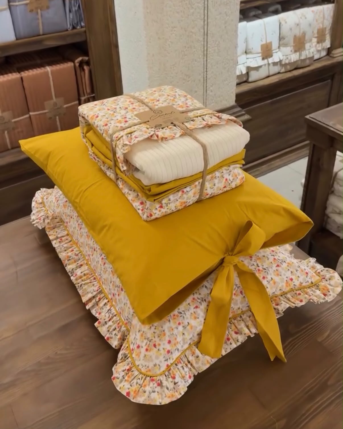 Pamučne Bračne Posteljine LUX Set sa pokrivačem – Mustard Flowers - Slika 1